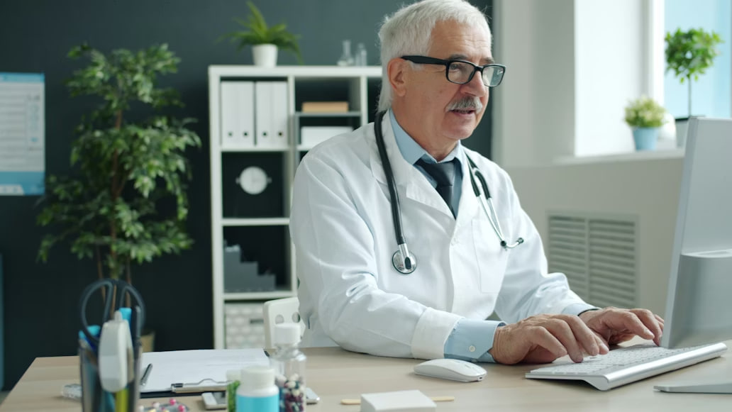 Razgovor odrasle osobe s ljekarom u svjetlom medicinskom okruženju